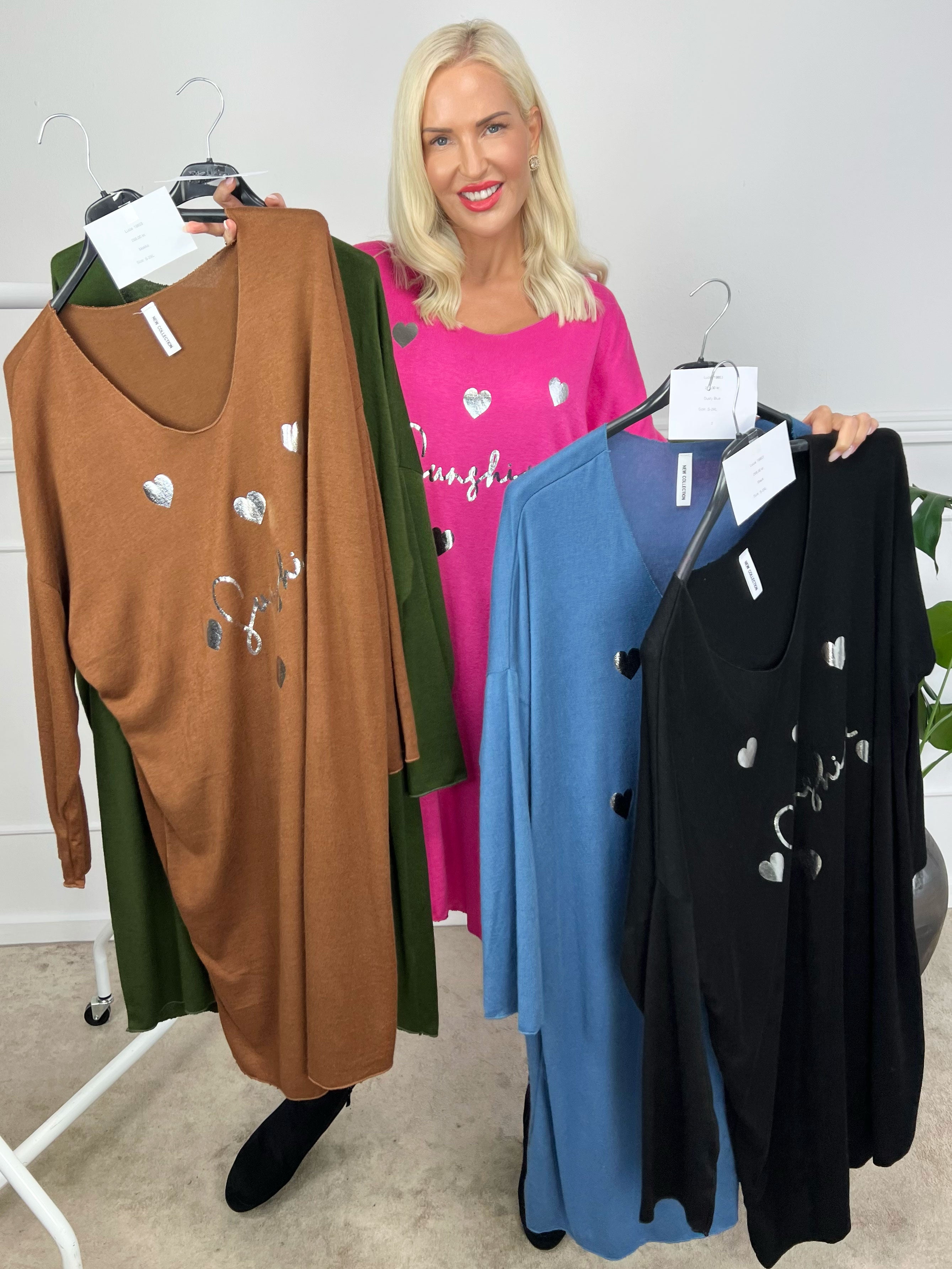 Lucia - Blød kjole i viskose med print af sølv hjerter og skrift